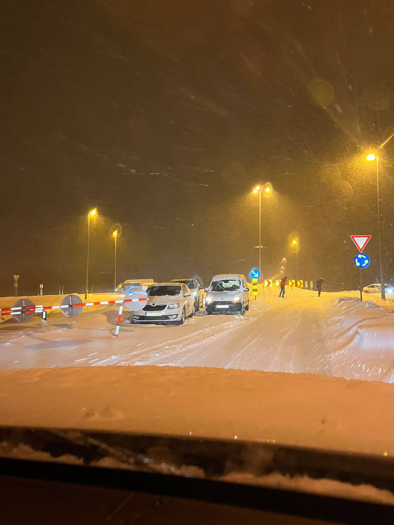 'Iz Zadra do Zagreba putovali smo 14 sati! Vidjeli smo cijele obitelji kako spavaju u autima'