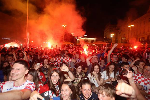 Zagreb: Nakon pobjede u Glasgowu navijači na glavnom Trgu skakali u Manduševac