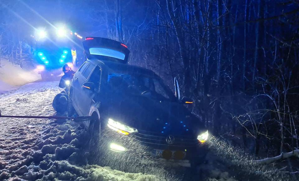 Drama na Sljemenskoj cesti: Jedan automobil je gorio, a drugi visio na rubu provalije