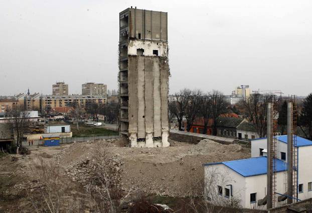 Osijek: Plansko miniranje i rušenje silosa u Huttlerovoj ulici