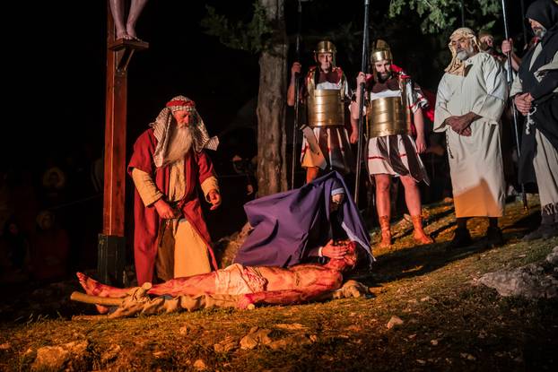 U Imotskom na Cvjetnicu uprizorena „Imotska Muka“, scenski prikaz Muke Gospodina našega Isusa Krista 