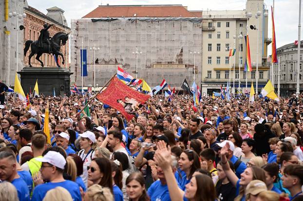 Zagreb: Dolazak hodočasnika Antunovskog hoda na Trg bana Josipa Jelačića