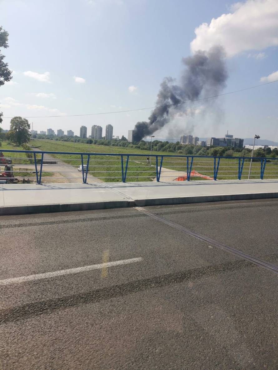 Ugasili su vatru na Prisavlju: Gorjelo je sve do šestog kata