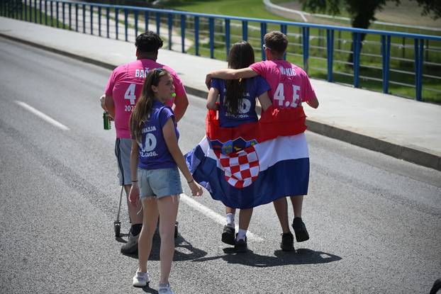 Zagreb: Maturanti preko Mosta slobode uputili se prema Bundeku