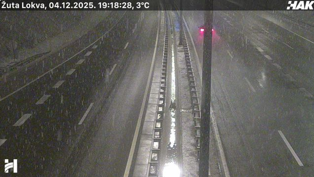 FOTO Snježni kaos kod Gospića: Autocestu zameo snijeg. HAK  se oglasio upozorenjem za vozače