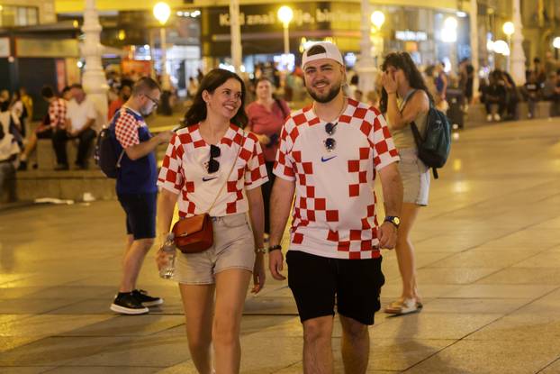 Zagreb: Navijači se okupljaju na Trgu uoči početka utakmice Hrvatske i Gane