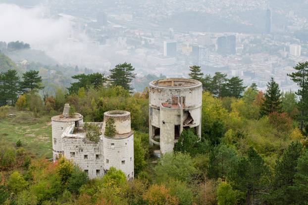 Pogled iz zraka na najpoznatiji sarajevski opservatorij Bistrik kula na Trebeviću
