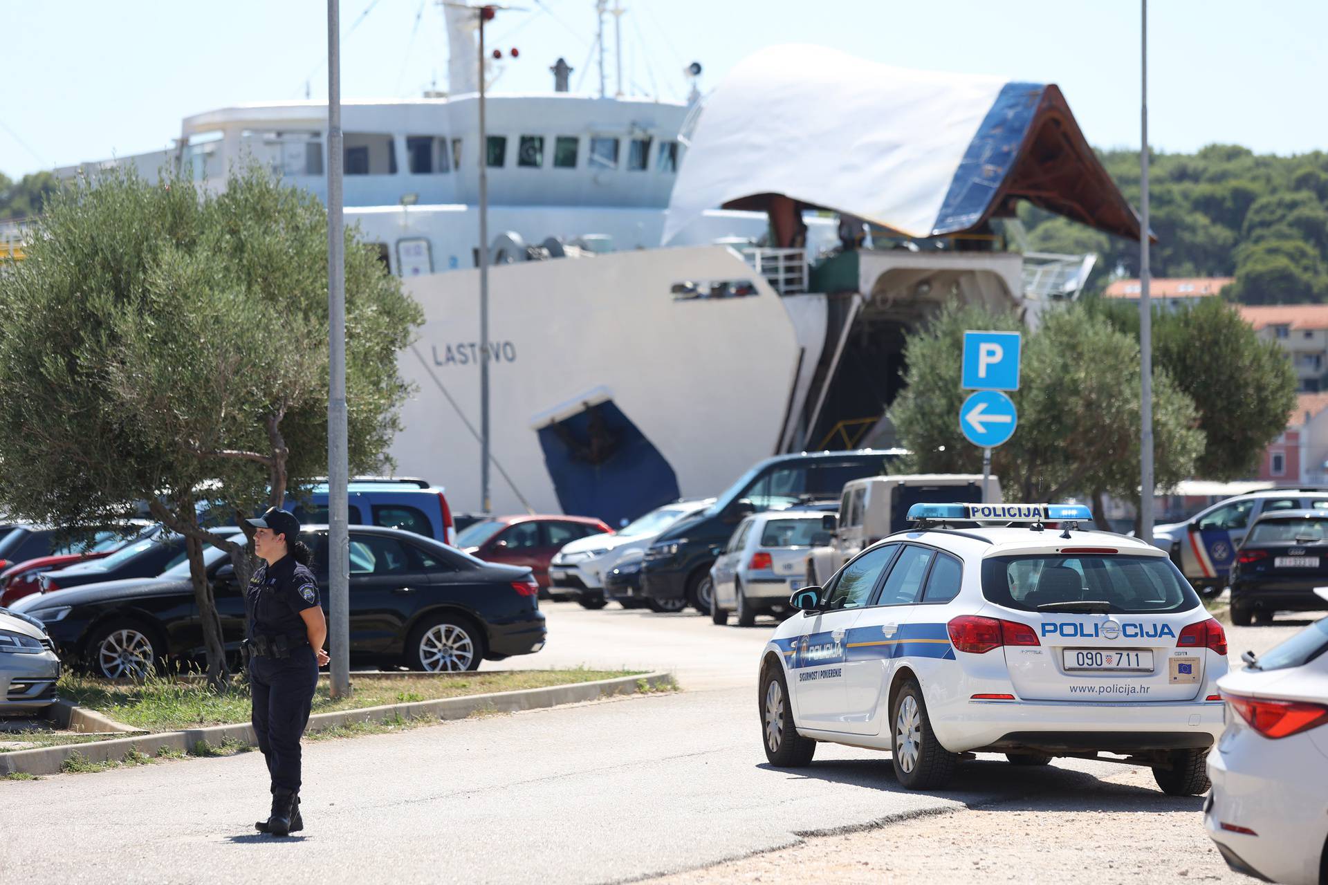 Mali Lošinj: U tijeku je očevid nakon što je troje djelatnika Jadrolinije poginulo nakon pada rampe