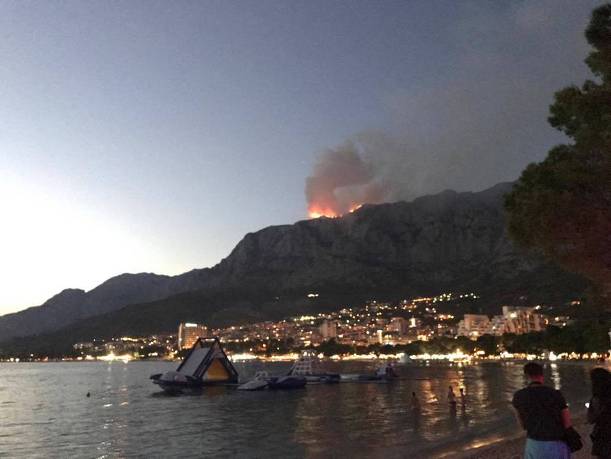 Kod Knina buknuo novi požar: Vatra guta šumu na Biokovu