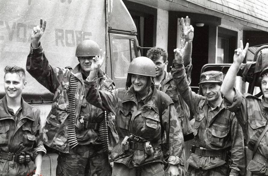 Hrvatski vojnici u ponovno oslobođenoj Kostajnici