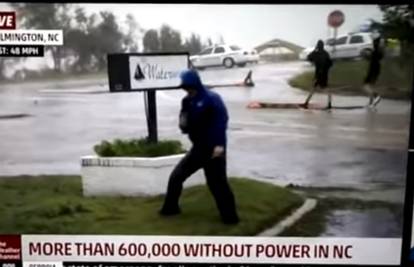 Malo je pretjerao: TV reporter odglumio da ga nosi uragan