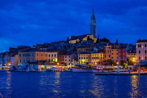 Gradske fotografije u sumrak grada Rovinja