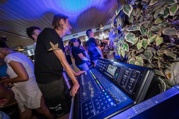 Split: Atmosfera na trajektu koji vozi na koncert Trag u beskraju