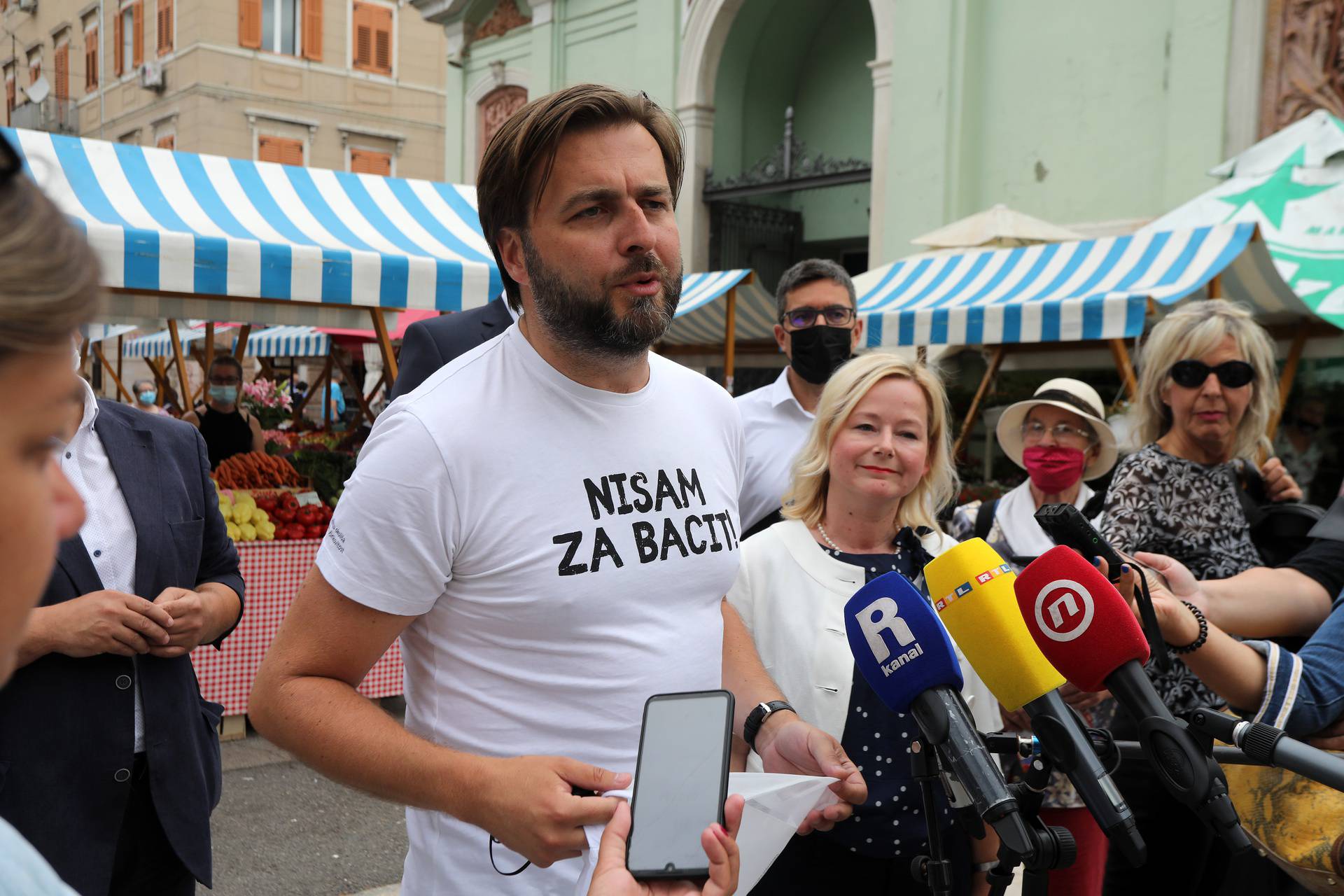 Ćorić po Korzu šetao u majici s natpisom: 'Nisam za bacit!'