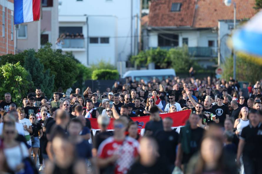 Sinj: Posjetitelji dolaze na hipodrom uoči početka Thompsonovog koncerta