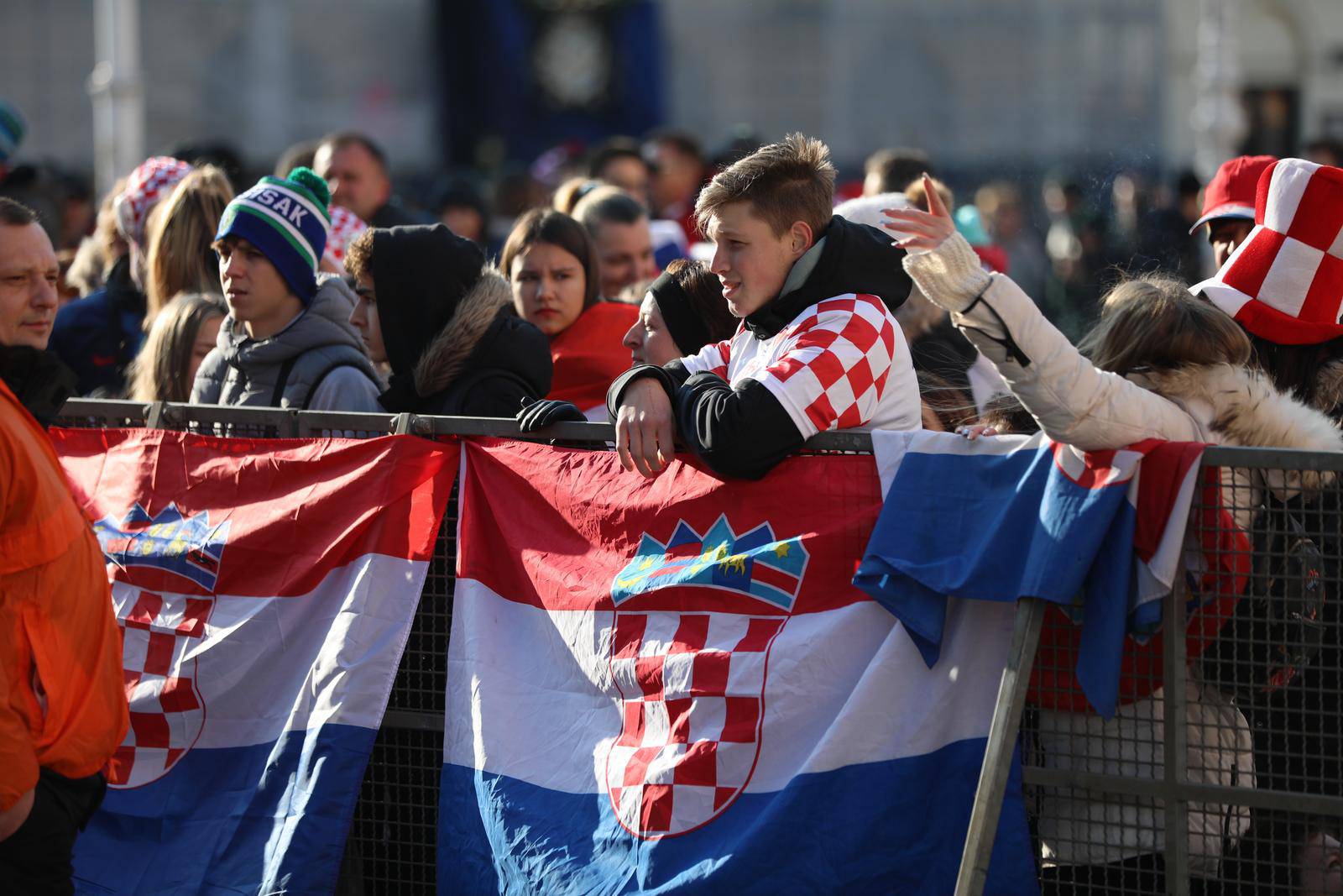 Zagreb: Najvjerniji navijači na Trgu već zauzeli mjesta za doček Vatrenih