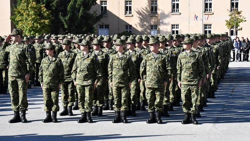 Hrvaška uvaja obvezno služenje vojaškega roka tudi za državljane s prebivališčem v tujini