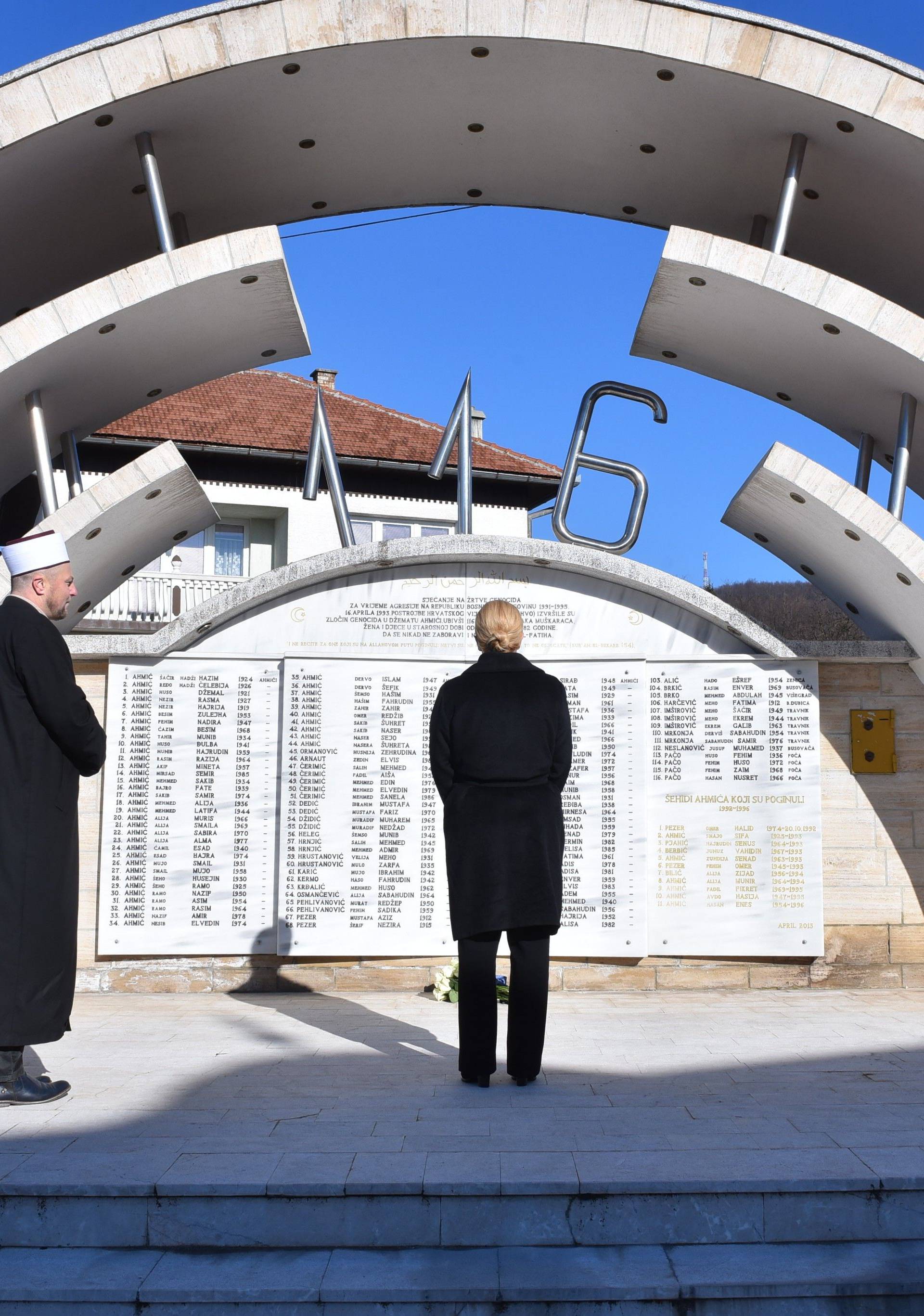 Kolinda posjetila Ahmiće pa se poklonila bošnjačkim žrtvama