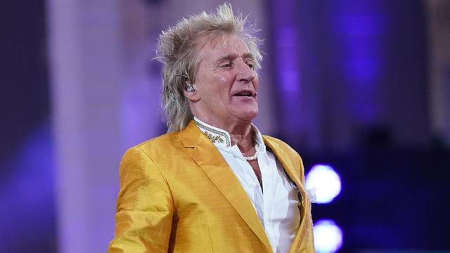 Sir Rod Stewart dedicates song to Ukraine