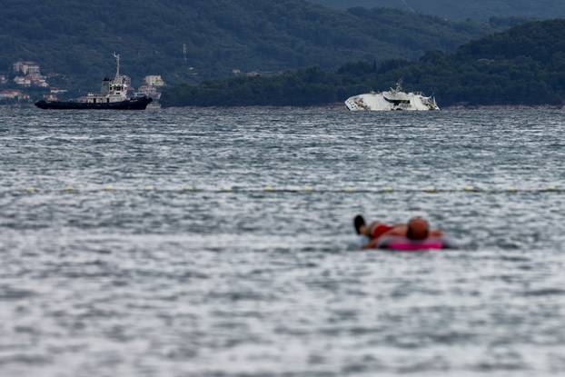 Zadar: Katamaran "Melita" s kojeg su noćas evakuirani putnici pluta u zadarskom kanalu