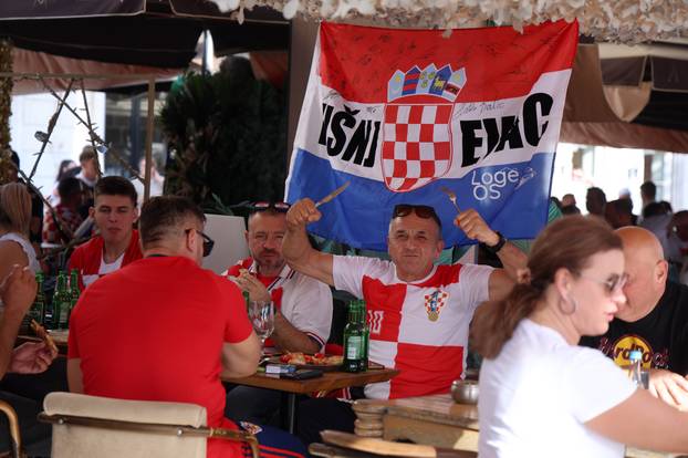 Split: Navijači hrvatske reprezetacije na Rivi
