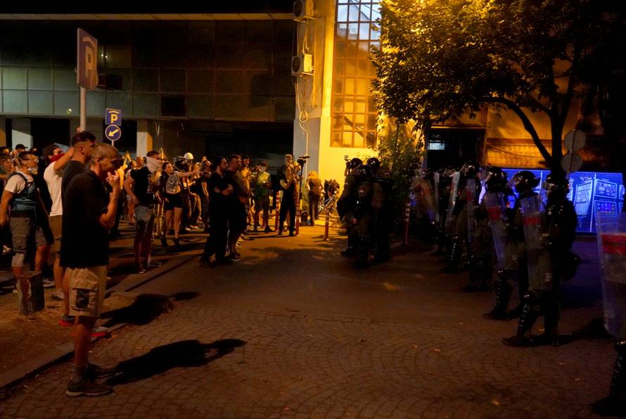 Policija i vojska suzavcima rastjerala okupljene prosvjednike u Novom Beogradu