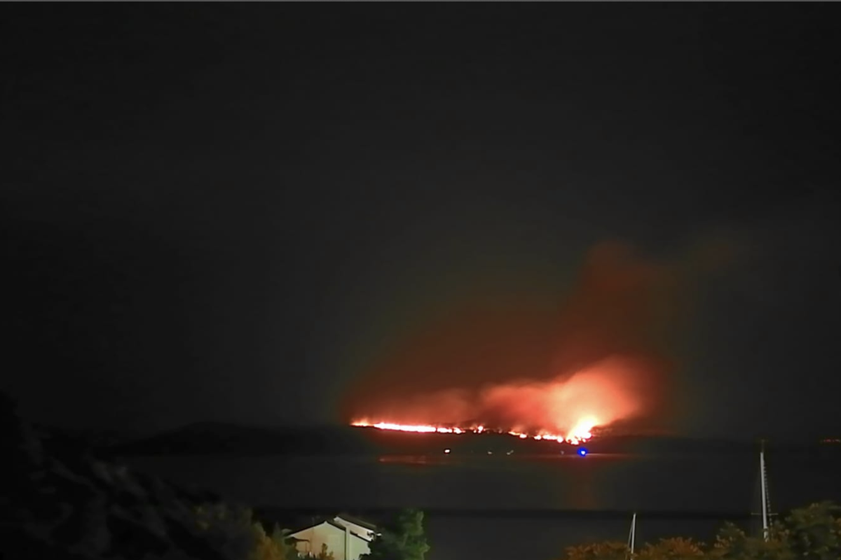 Udar groma izazvao požar na Lavdari i zaprijetio kućama, 50 ljudi s otoka evaukirali u Sali