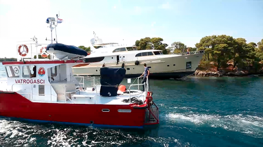 Posadi nasukane jahte Perla Nero pomagali su i vatrogasci