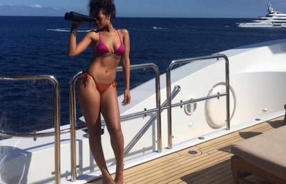 Rihanna i 'frendice' plesale i izvijale se na jahti u bikinijima