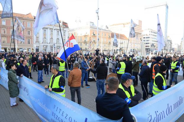 Zagreb: Muška molitva i popratni prosvjed na glavnom gradskom trgu
