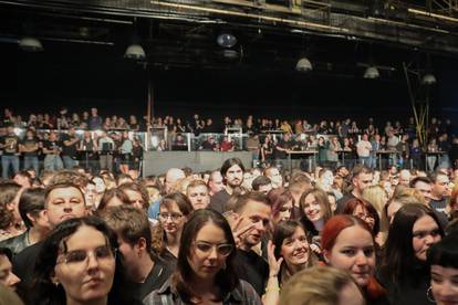 FOTO Dino Jelusić zapjevao pred krcatom Tvornicom Kulture...