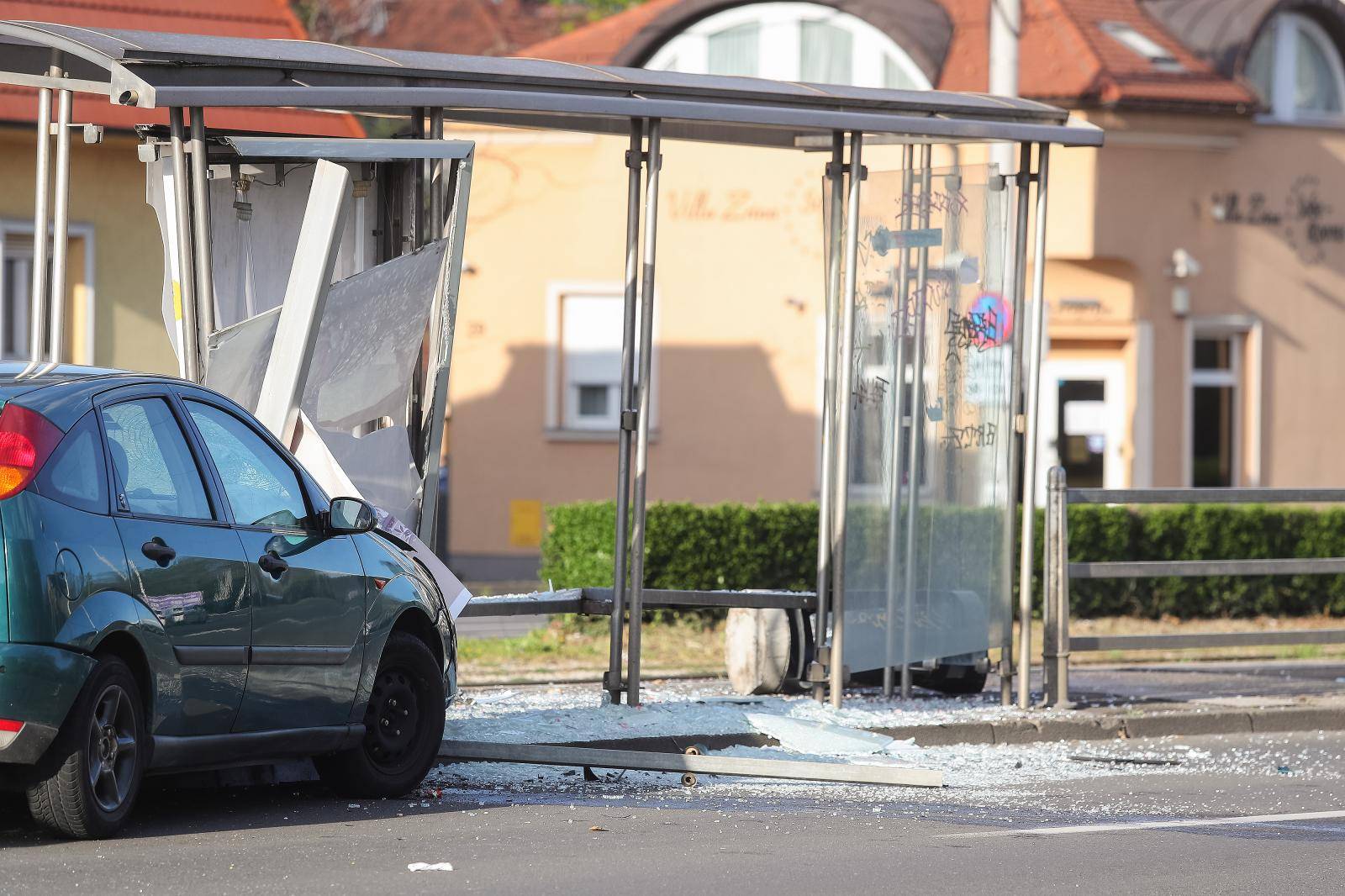 Autom se zabio u stanicu: 'Sreća da nitko nije stradao! Oštetio je tramvaj, razbio staklo, ogradu'