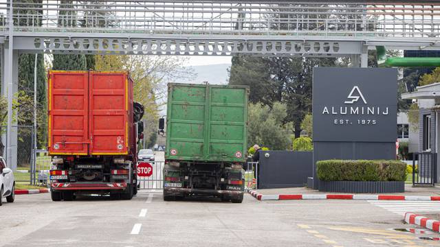 Mostar: Kamioni tvrtke MZ Company blokirali ulaz u tvrtku Aluminij zbog milijunskih dugova