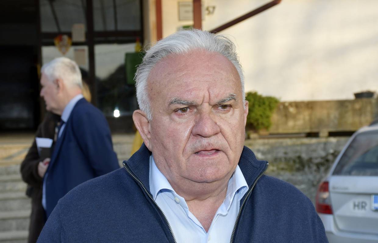 Prosvjednici napali Dumbovića, blokirali izlaz njegovom vozilu
