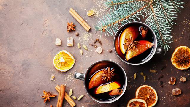 Two,Cups,Of,Christmas,Mulled,Wine,Or,Gluhwein,With,Spices