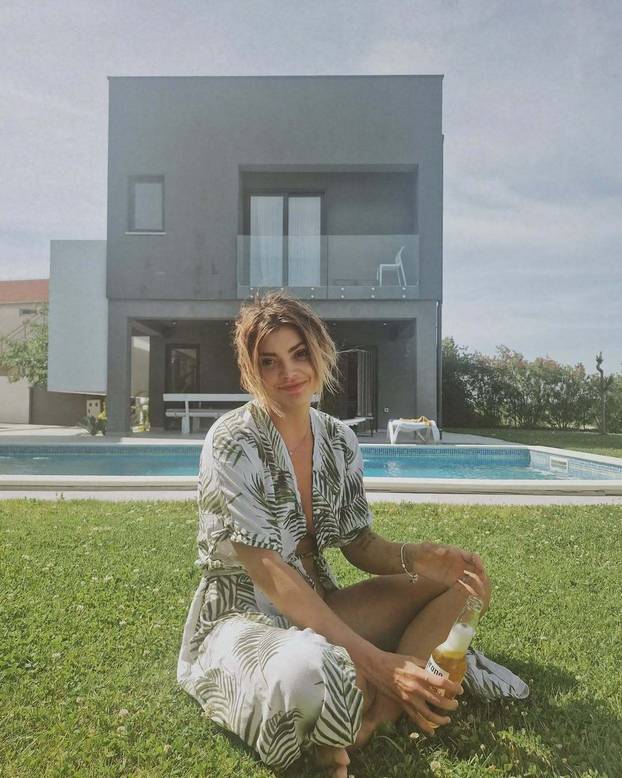 FOTO Pogledajte  kako se Ella Dvornik mijenjala kroz godine