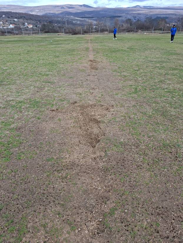 FOTO Sramota u Hrvacama. Ovo je nogometni teren?! Javio se savez, pogledajte što su našli