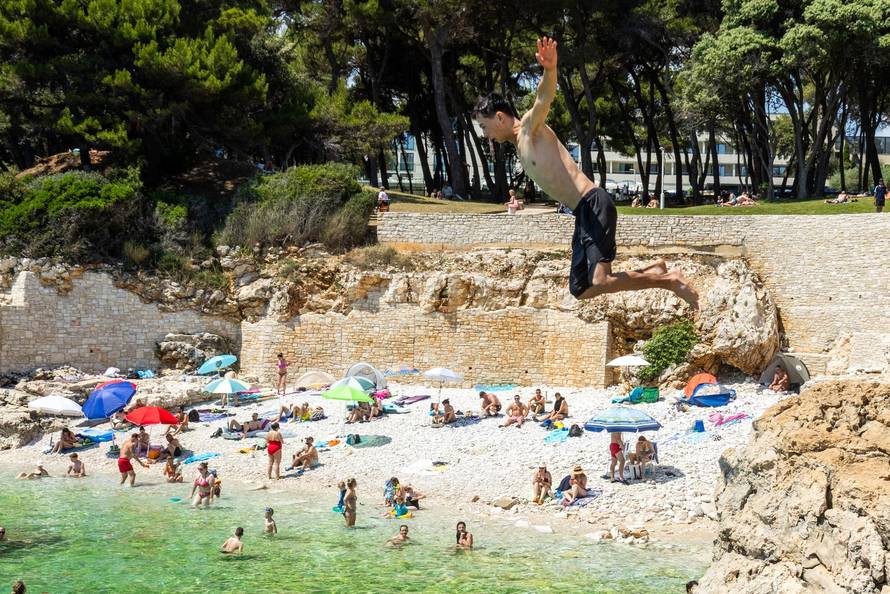 Pula: Havajska plaža na Verudeli raj je za kupače i ljubitelje skokova sa stijena