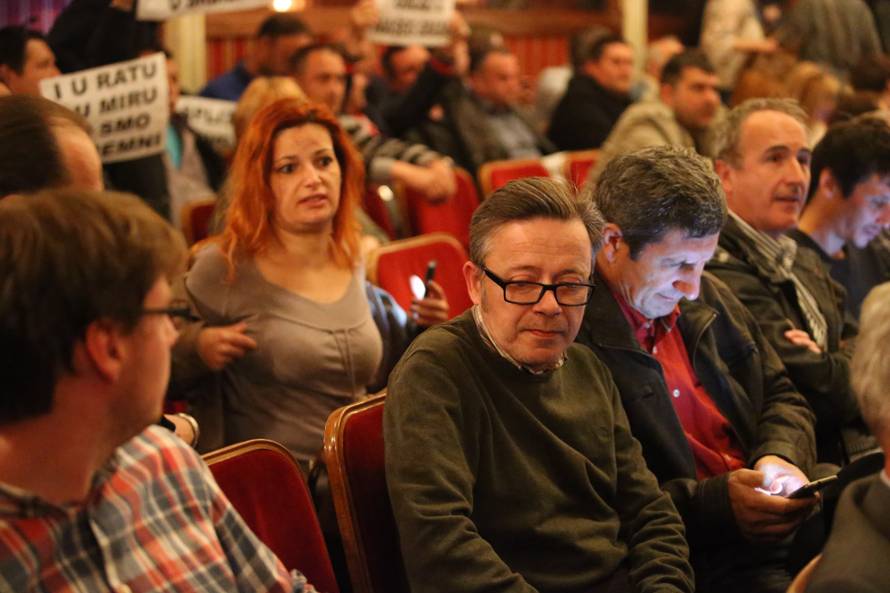 Policija izbacila HSP-ovce koji su ometali Frljićevu predstavu