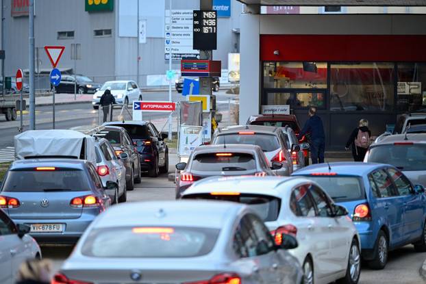 Gužve na benzinskim postajama u Sloveniji zbog najavljenog poskupljenja goriva