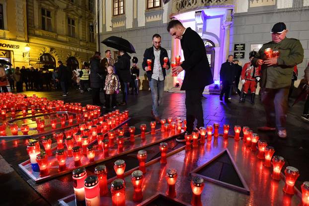 Varaždin: Riječju "Vukovar" ispisanim lampašima tradicionalno je obilježen Dan sjećanja na žrtve Domovinskog rata u Vukovaru i Škabrnji
