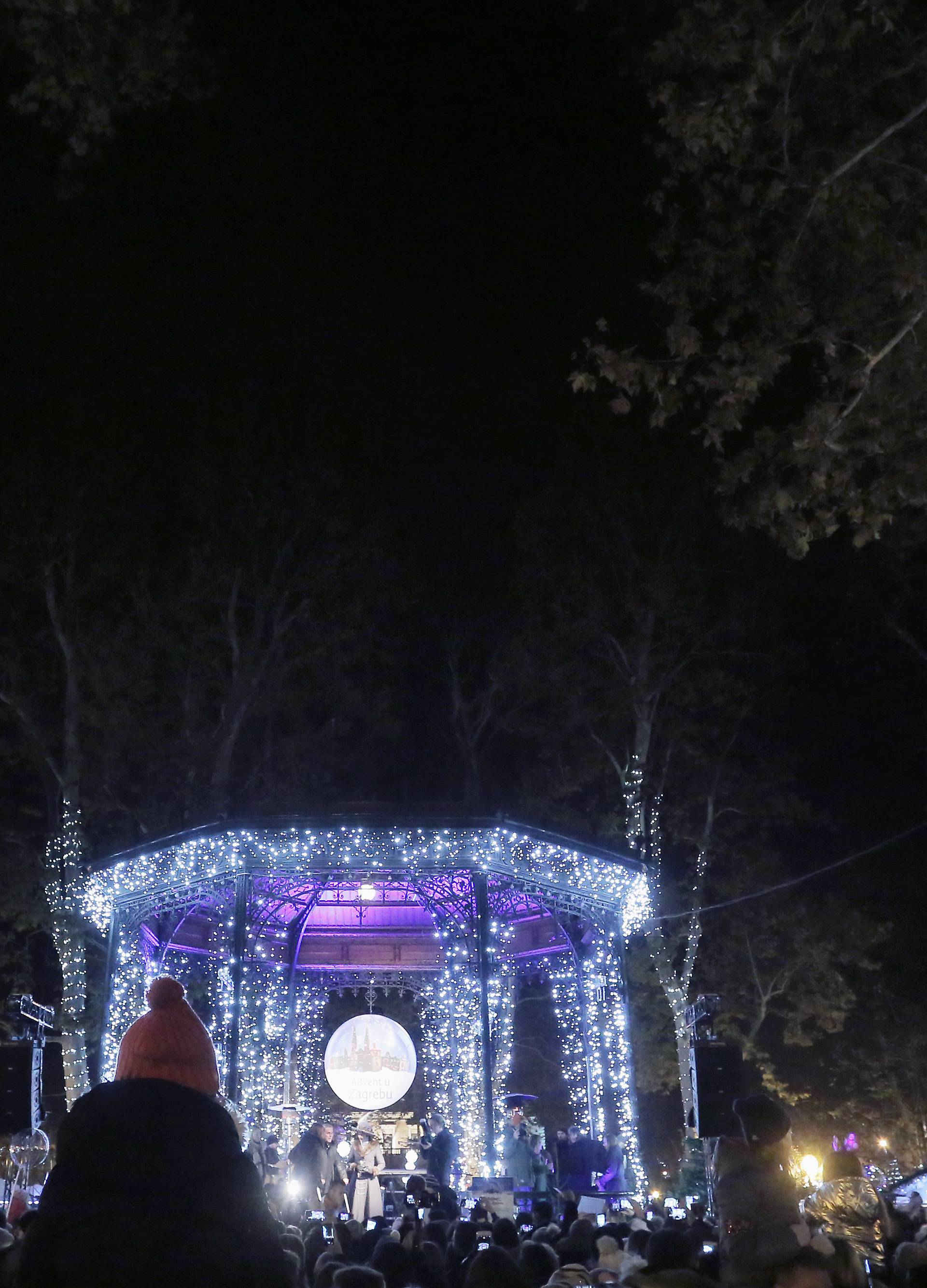 Šarene lampice, ukusna hrana: Naši gradovi u božićnom sjaju