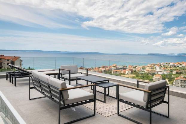 FOTO Ogromna parcela, privatni wellness i čudo od pogleda: Vila u Podstrani čeka novog vlasnika