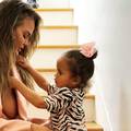 Chrissy Teigen izvrijeđali zbog dojke: Pokrij se, kći je kraj tebe