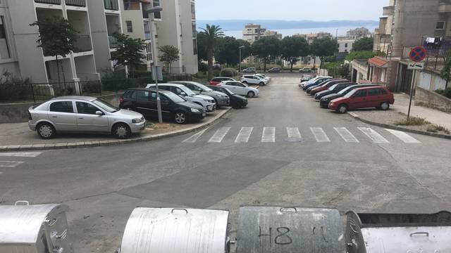 Bizarna nesreća u Splitu: Dva kontejnera oštetila automobile