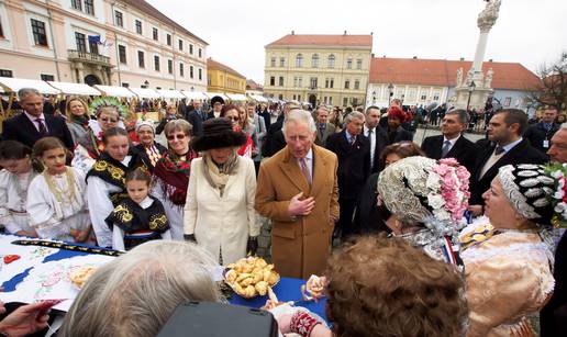 Charles i Camilla u Osijeku: Na trgu ih je dočekalo 2000 ljudi