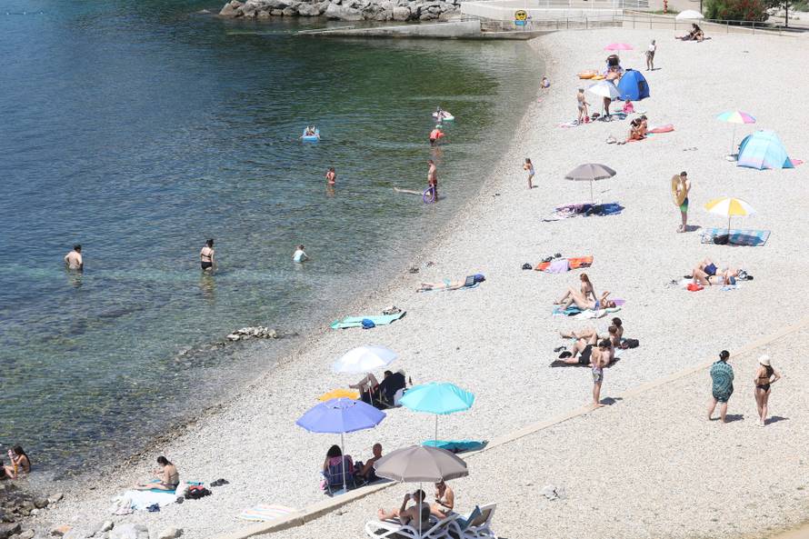 Rijeka: Građani osvježenje od vrućina i sparine potražili na plaži Ploče