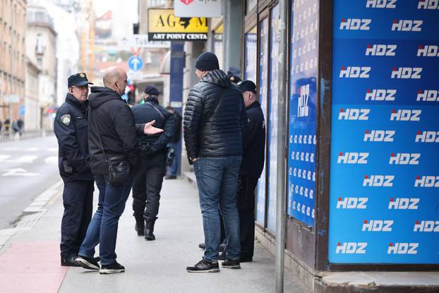 Zagreb: Okupljanje članova A-HSP-a pod vodstvom Dražena Keleminca ispred središnjice HDZ-a