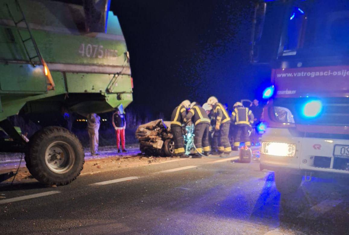 UZNEMIRUJUĆE Umro mladić iz stravične nesreće kod Osijeka: Autom podletio pod kombajn