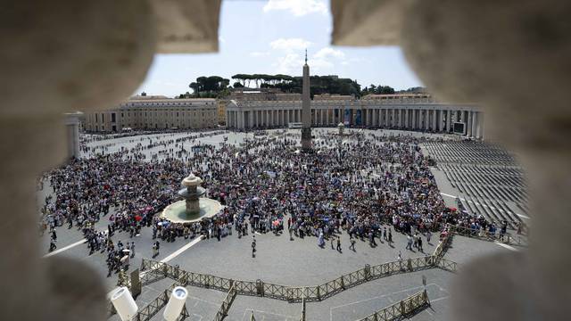 ITALY - POPE FRANCIS DELIVERS HIS BLESSING AS HE RECITES THE ANGELUS PREYER FROM THE WINDOW OF HIS STUDIO OVERLOOKING ST PETER'S SQUARE AT THE VATICAN - 2023/5/28